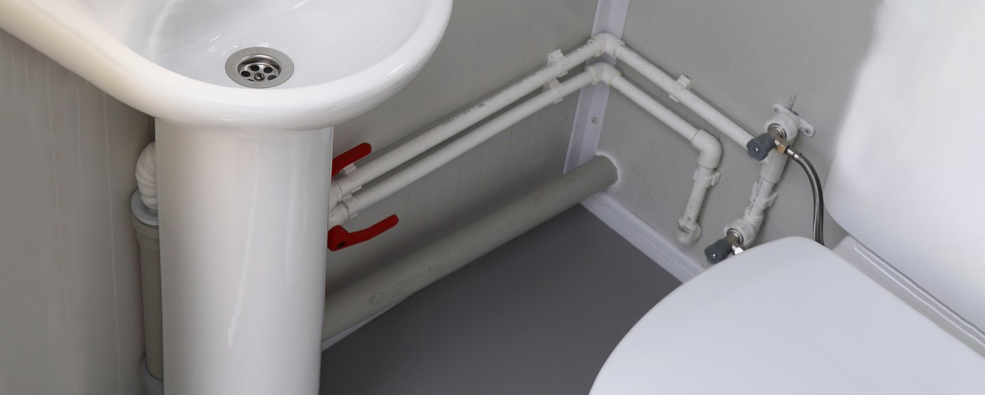 Як заховати труби у ванній кімнаті?